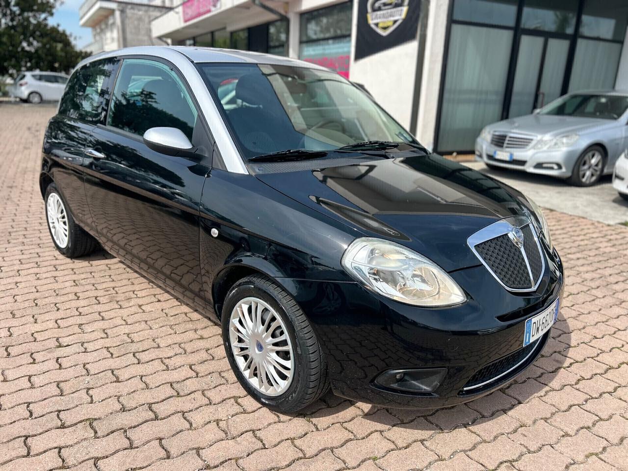 Lancia Ypsilon 1.3 MJT 75 CV Versus