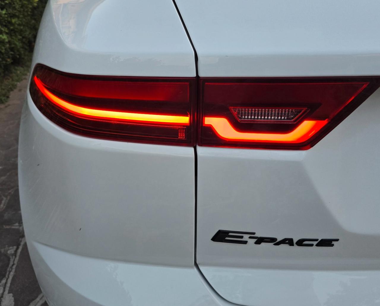 Jaguar E-Pace 2.0D I4 163 CV AWD Auto R-Dynamic Black