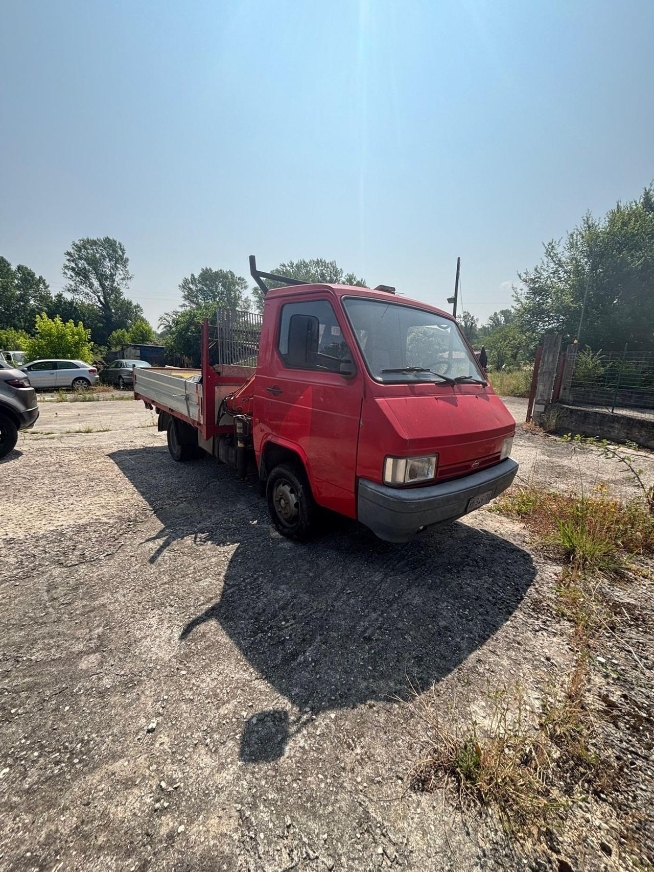 NISSAN CON GRU DI 7 MT