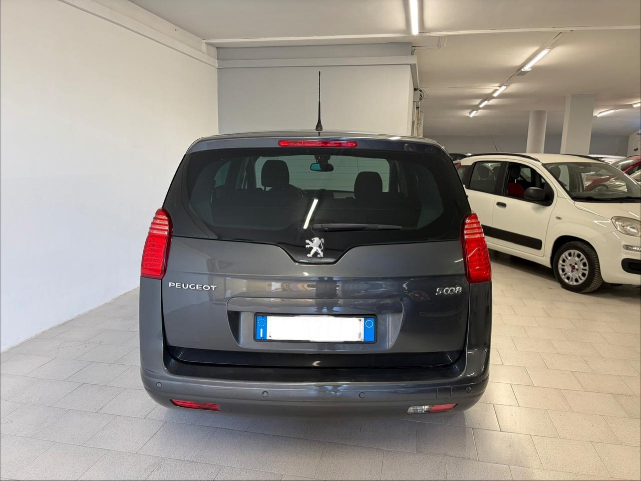 Peugeot 5008 1.6 HDi 112CV cambio robotizzato Tetto panoramico