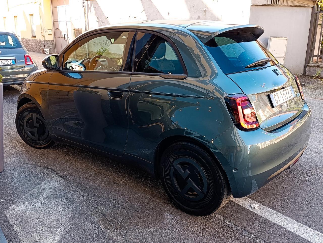Fiat 500e Giorgio Armani 42 kWh (118cv) praticamente nuova