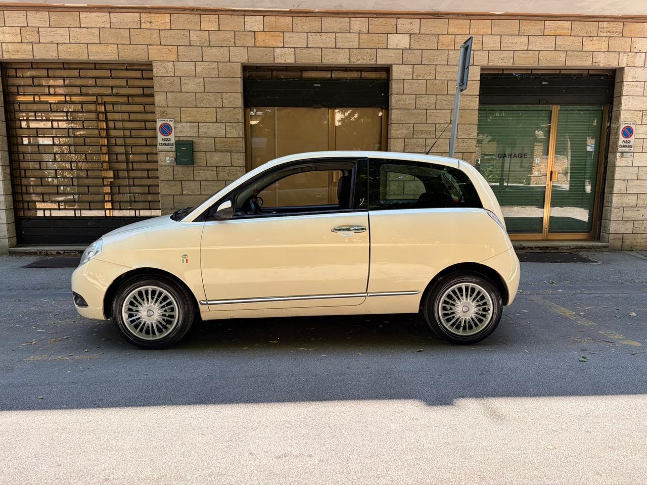 Lancia Ypsilon 1.2 restailng moda Milano