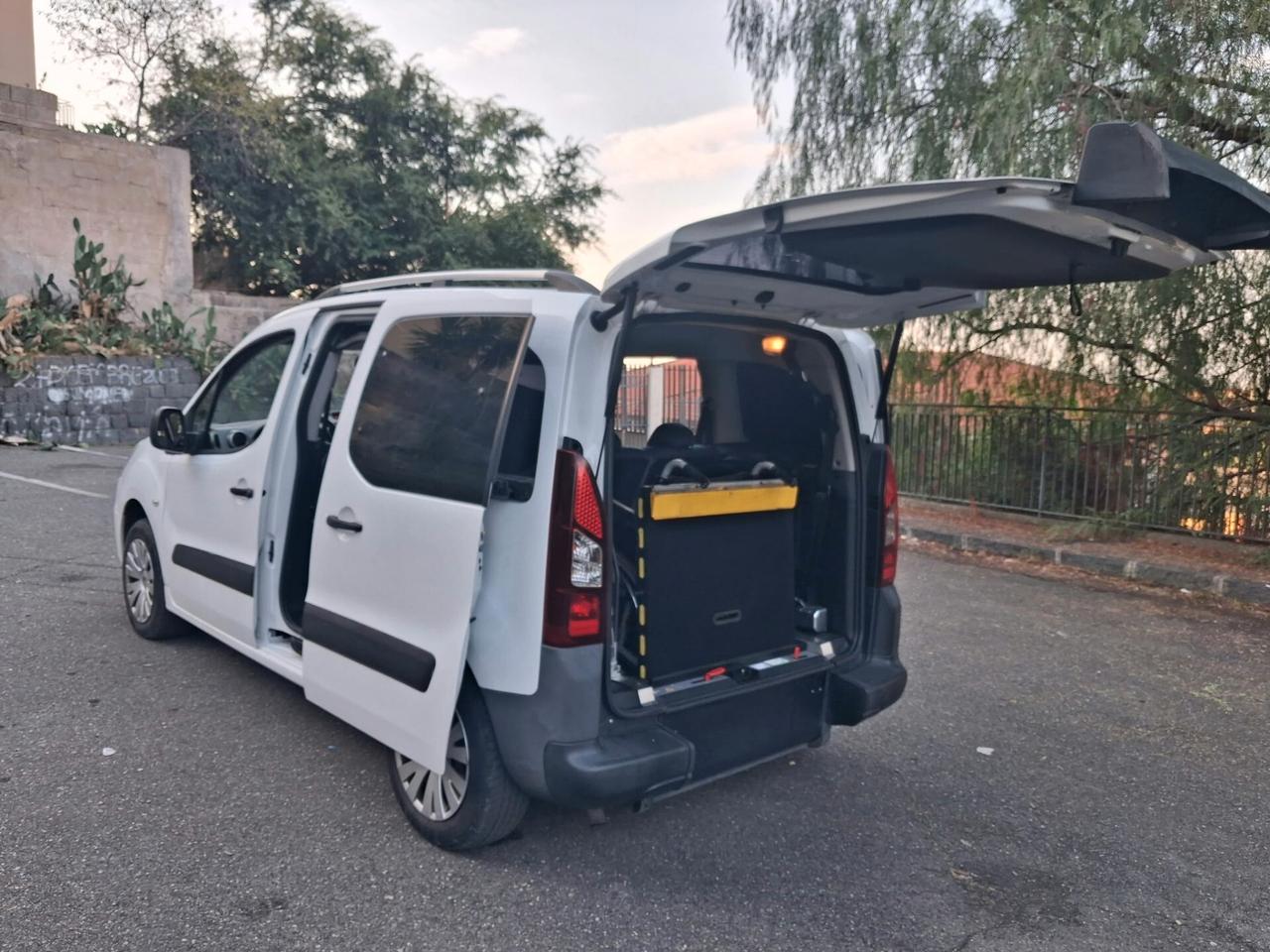 Citroen Berlingo pianale ribassato rampa trasporto disabili