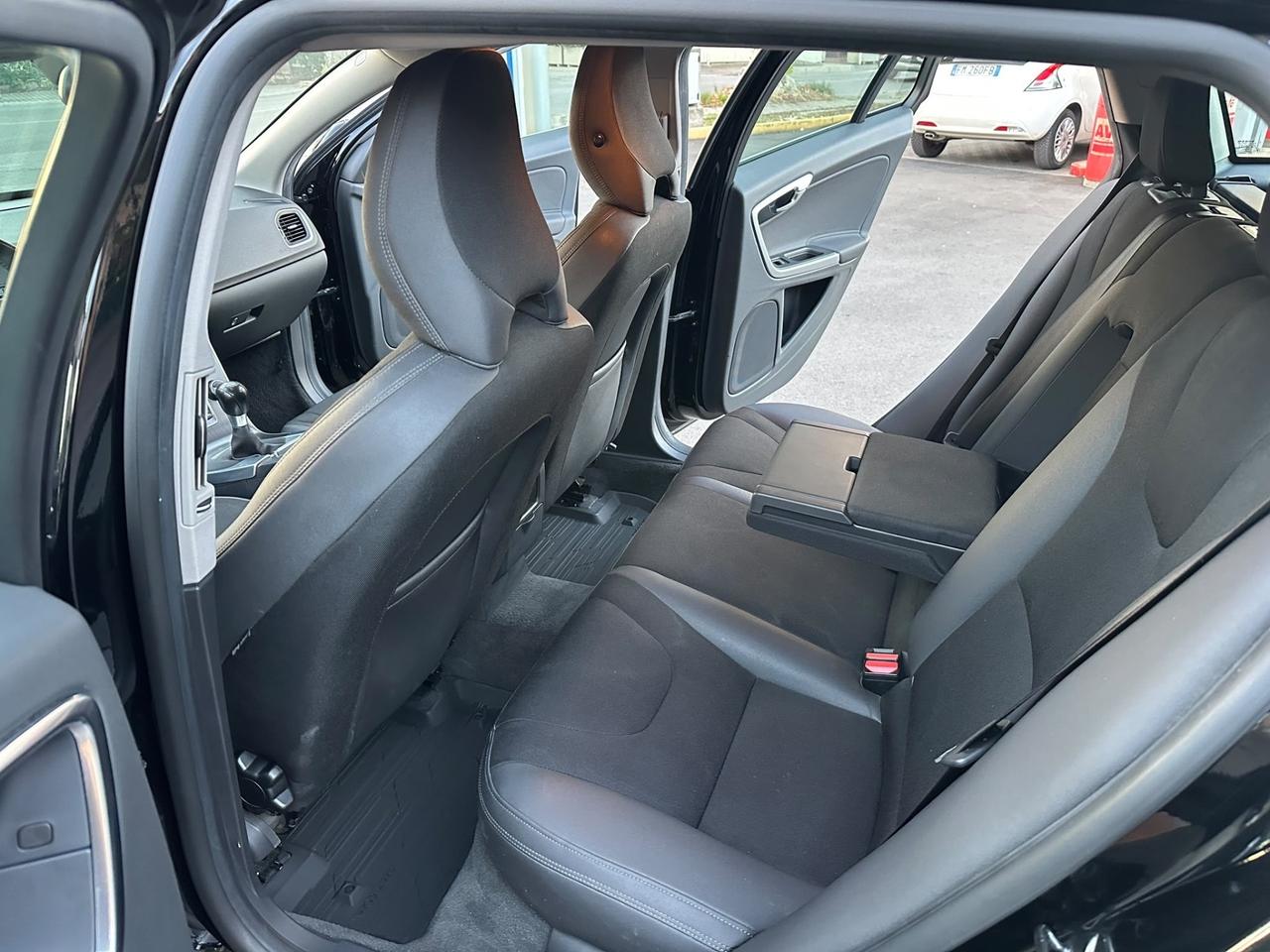 Volvo V60 D5 Geartronic Momentum 2012
