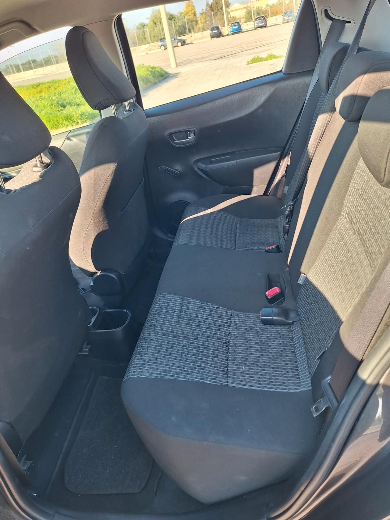 Toyota Yaris 1.3 5 porte Lounge - 12/2013