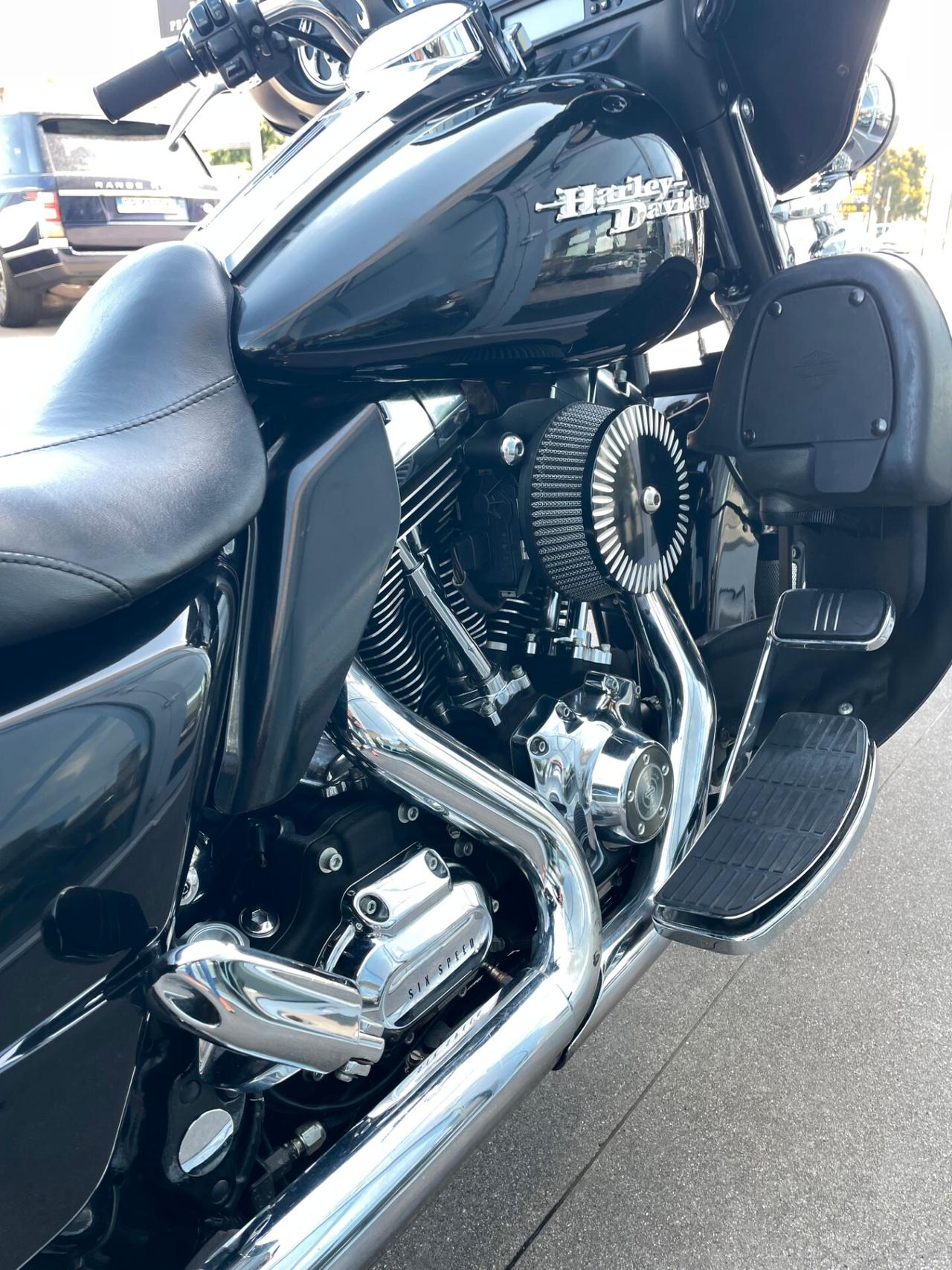Harley-davidson FLHX Street Glide Touring six speed radio