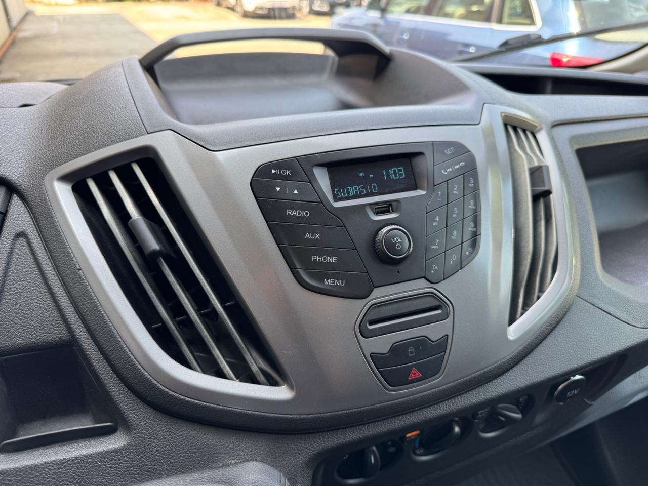 Ford Transit con la pedana ribasabile