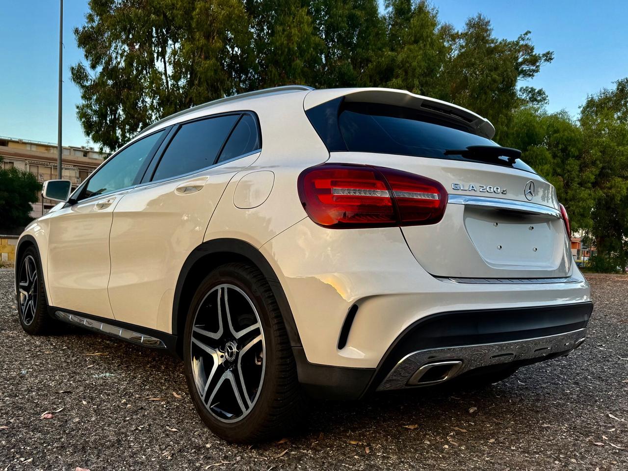 MERCEDES- BENZ GLA 200 D AMG PREMIUM