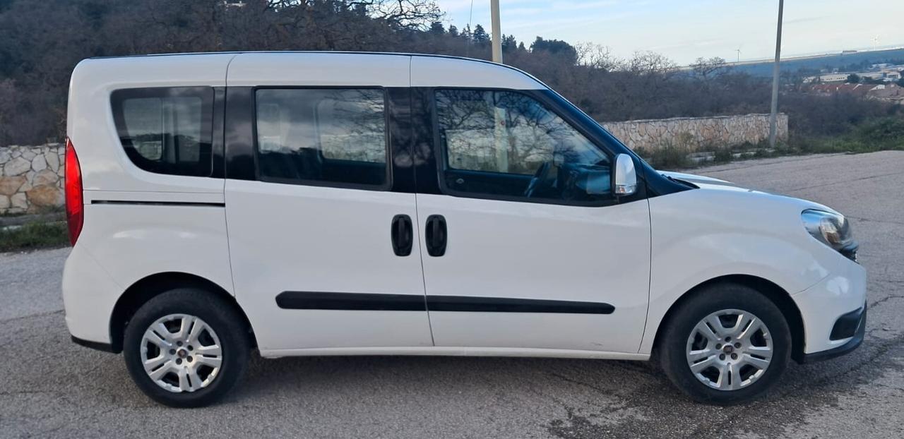 Fiat Doblo 1.3 MTJ Autocarro con gancio traino N1 5 posti