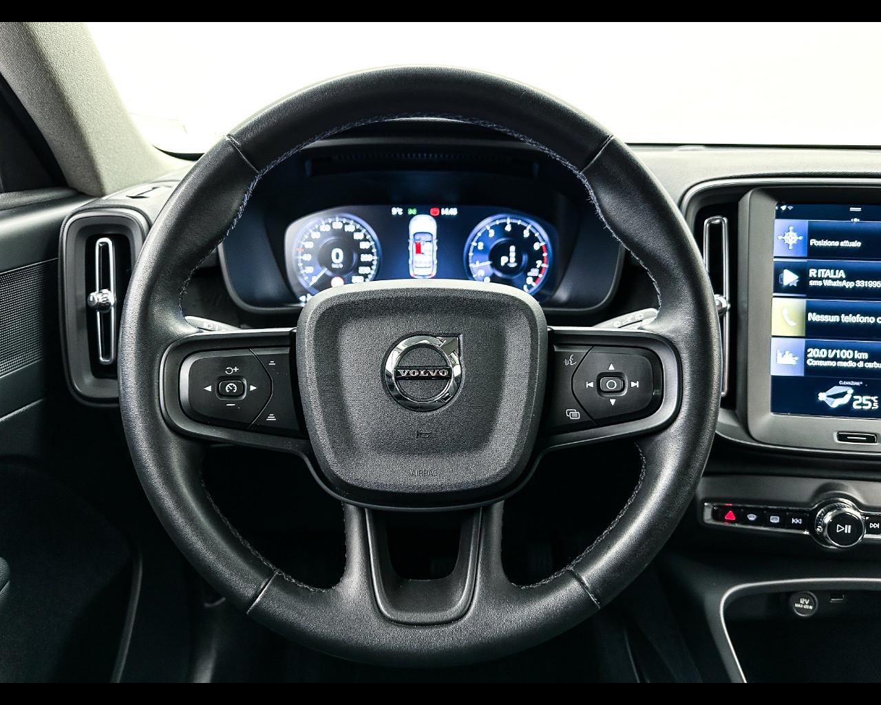 VOLVO XC40 (2017-->) - XC40 T2 Geartronic Momentum Core N1