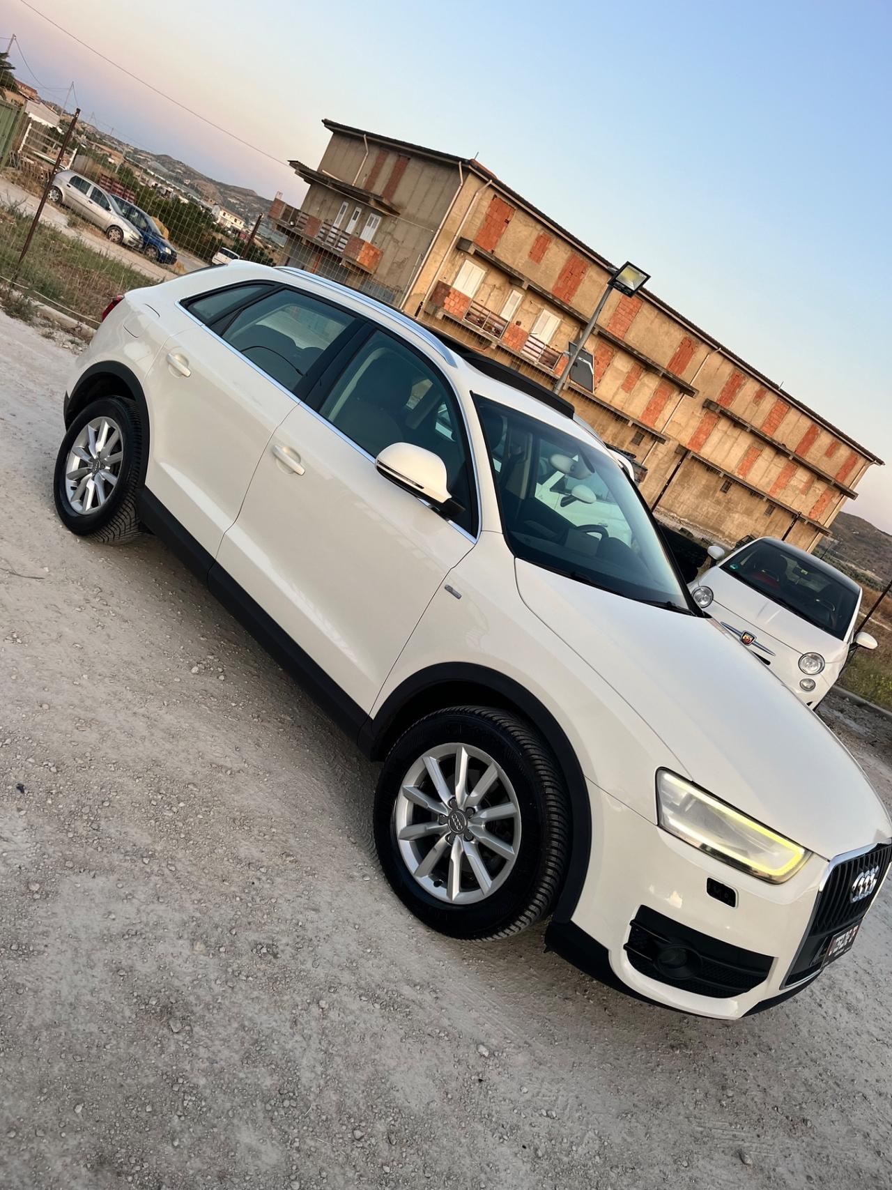 Audi Q3 2.0 TDI S-Line con navigatore uxno tetto apribile