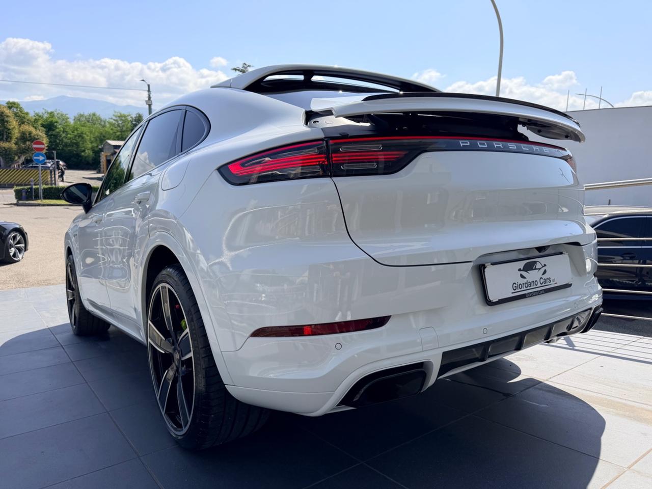 Porsche Cayenne Coupé 3.0 V6 E-Hybrid white edition
