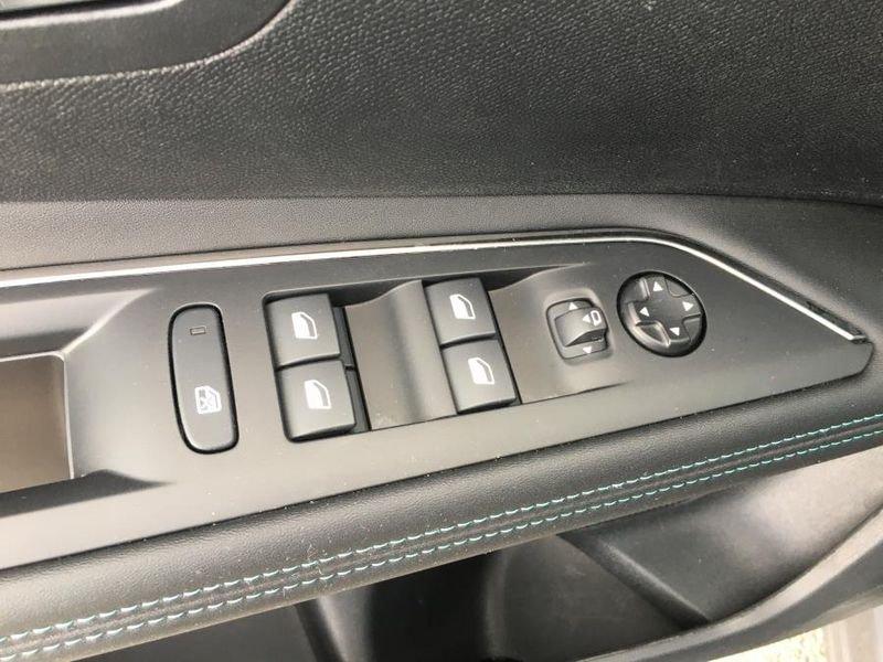 Peugeot 3008 PureTech Turbo 130 Allure Pack NAVI+KEYLESS 17 MILA KM