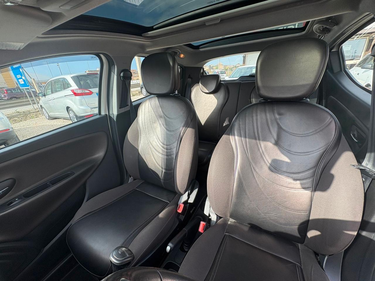 Lancia Ypsilon 0.9 TwinAir 85 CV 5 porte S&S Black&Red