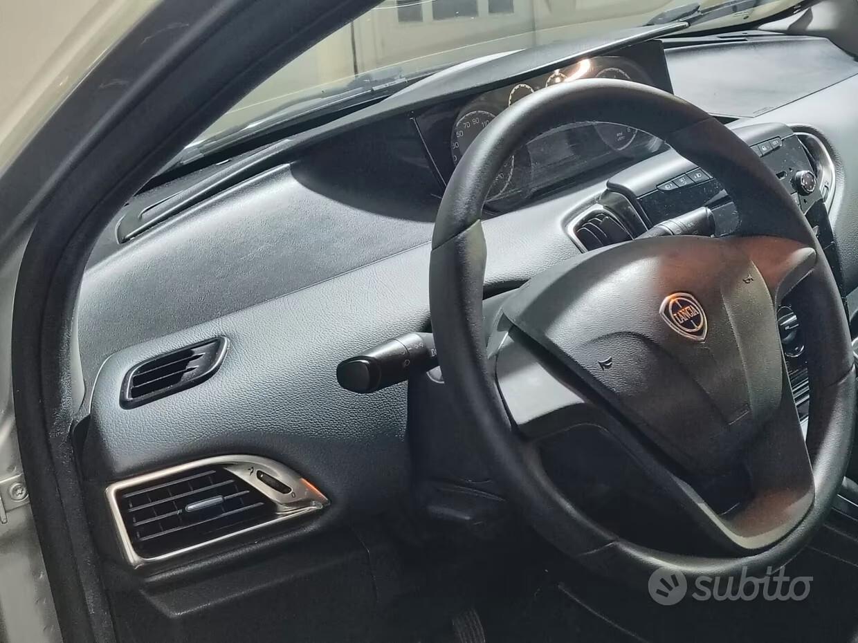 Lancia Ypsilon 0.9 TwinAir 85 CV 5 porte Metano Ecochic Gold