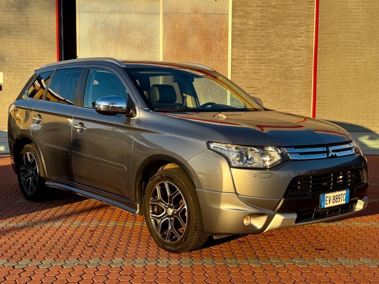 Mitsubishi Outlander 2.2 DI-D 4WD Instyle 7p. GANCIO TRAINO