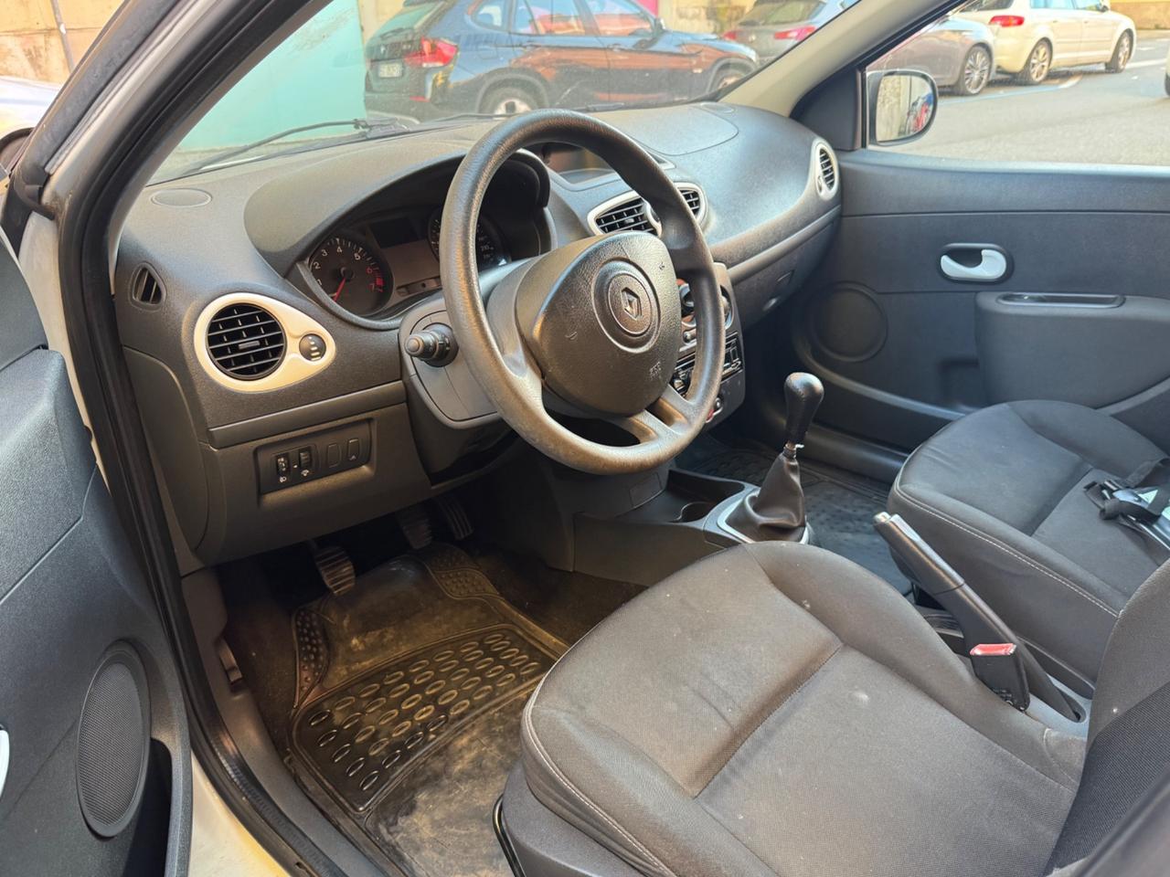 Renault Clio 1.2 16V 5 porte Yahoo! OK NEOPATENTATI