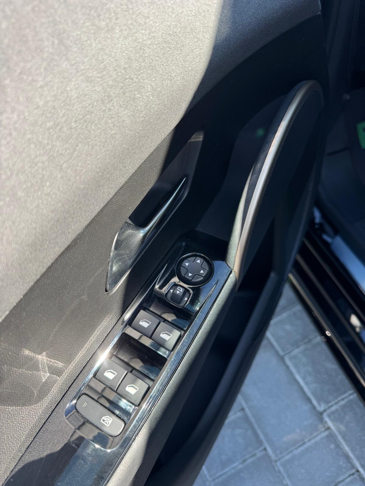 Lancia Ypsilon Hybrid e-DCT LX