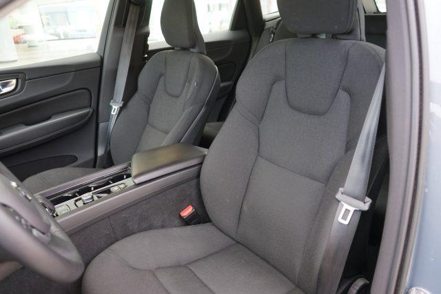 VOLVO XC60 B4 (d) automatico Momentum AWD UFFICIALE