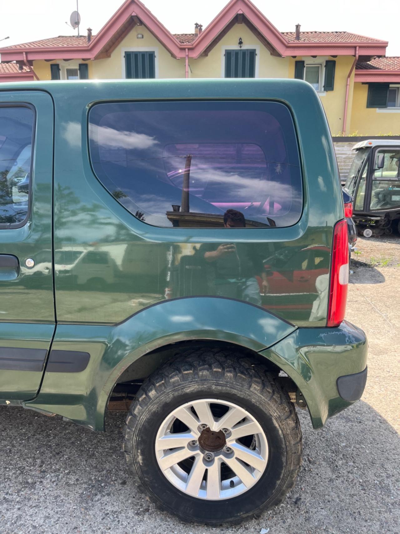 Suzuki Jimny 1.3i 16V sinistrato