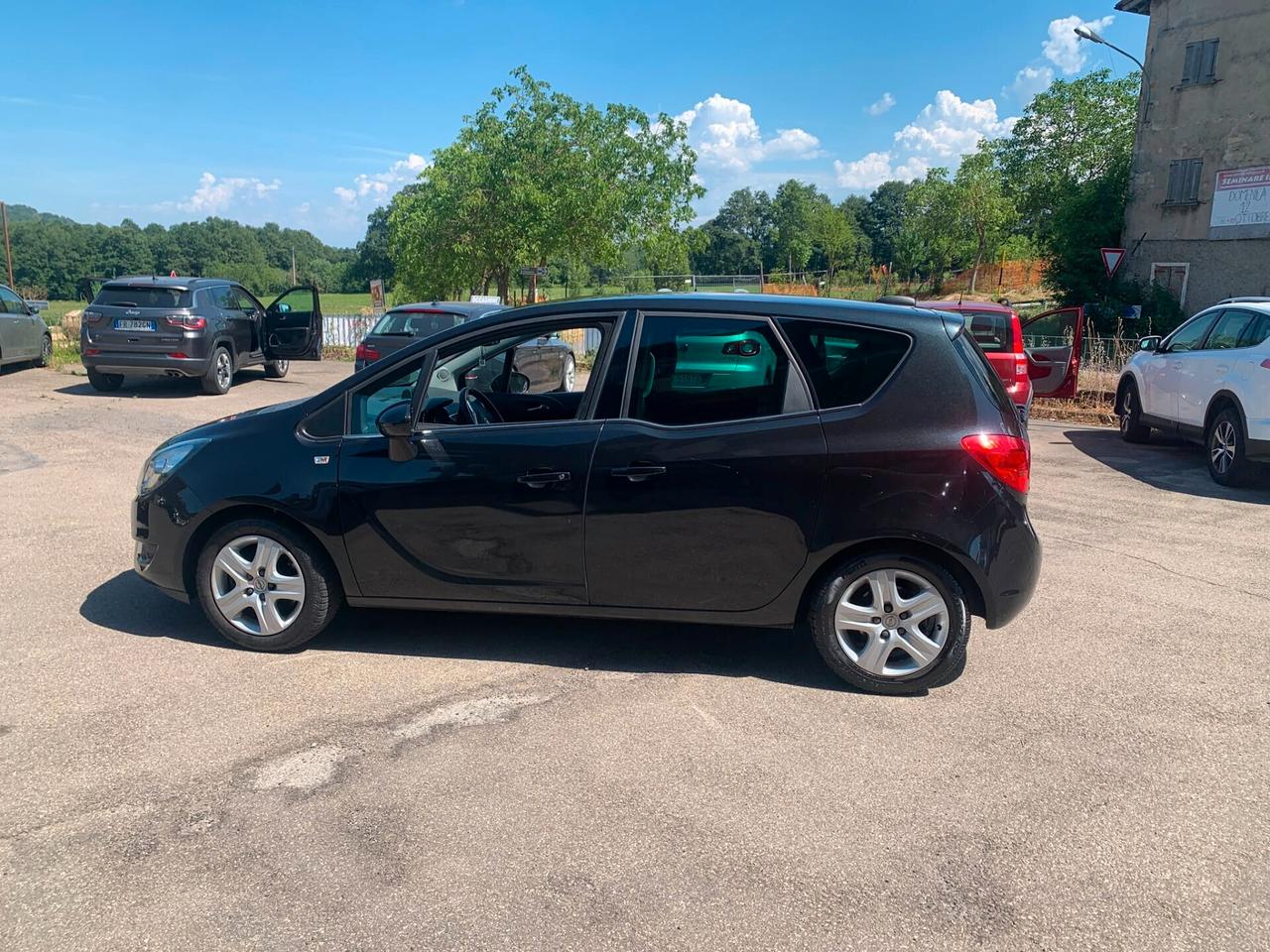 Opel Meriva-tdi 1600 cc-70000 km- anno 2016-neo patentati-cosmo full optional-tagliandata- molto bella