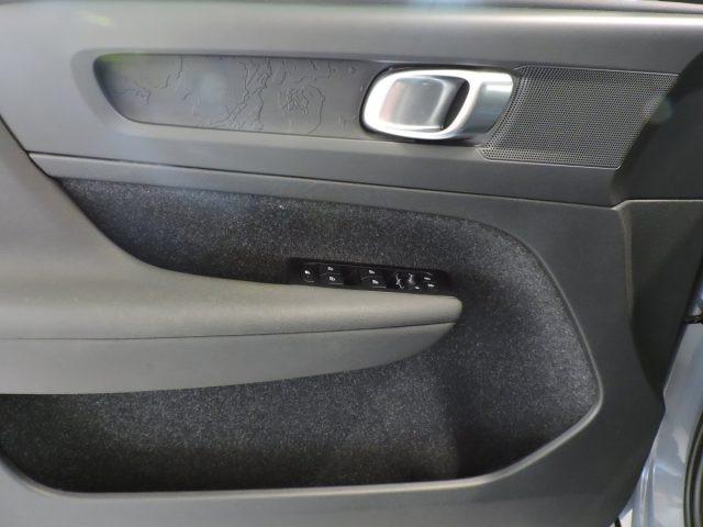 VOLVO XC40 T2 MOMENTUM CORE MANUALE