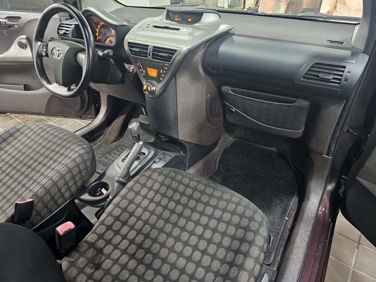 NUOVA TOYOTA iQ 1.0 VVT-i SOL 68CV BLACK LINE