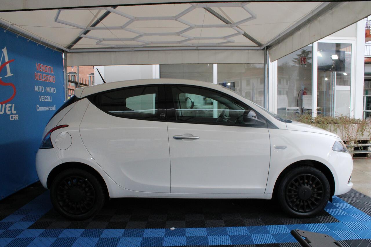 Lancia Ypsilon 1.0 FireFly 5 porte S&S Hybrid Ecochic Silver