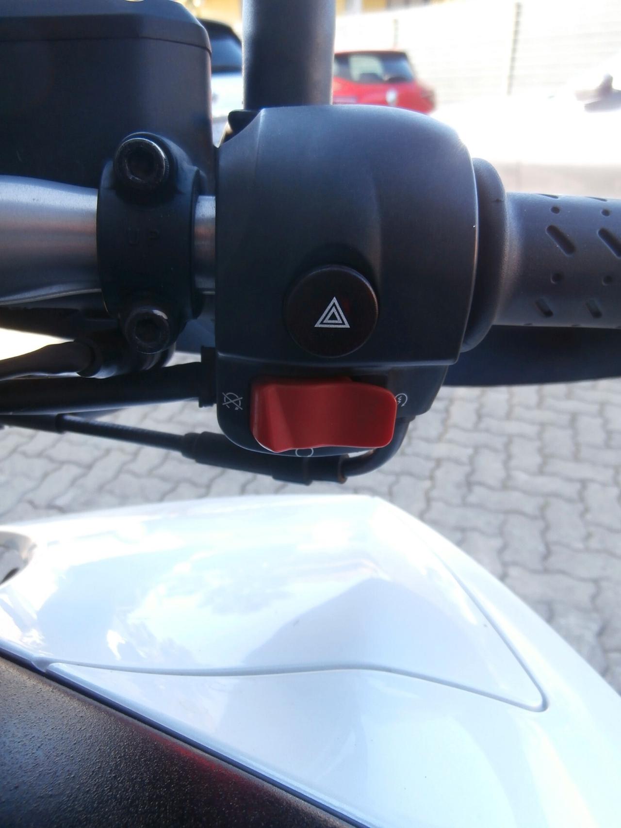 Aprilia Dorsoduro 750 (2009 - 14) del 2009 passaggio incluso.