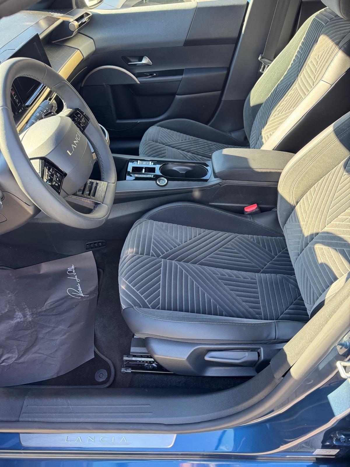 Lancia Ypsilon Hybrid e-DCT LX