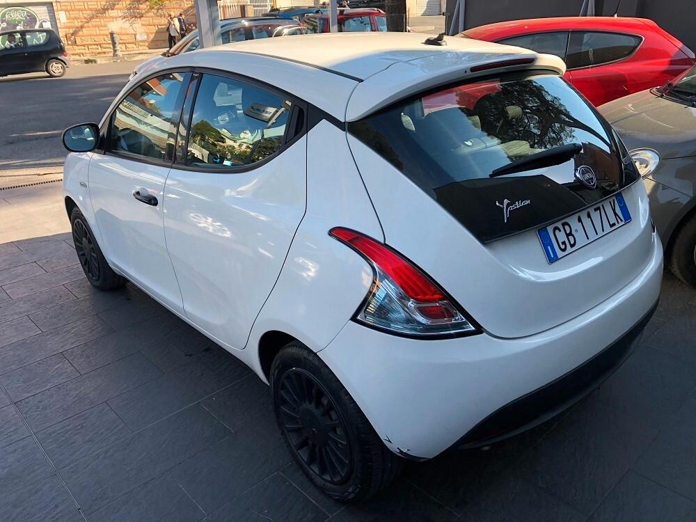 Lancia Ypsilon 1.0 FireFly 5 porte S&S Hybrid Ecochic Silver