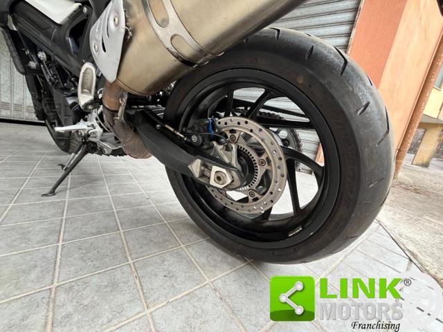 BMW F 800 R .