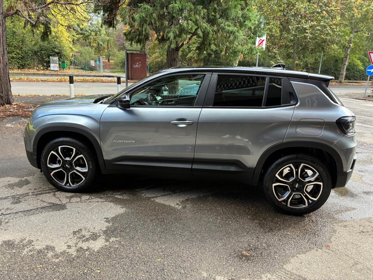 Jeep Avenger Hybrid Summit tetto apribile e navi