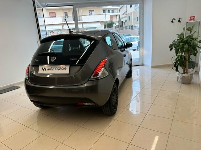 Lancia Ypsilon 1.0 FireFly 5 porte S&S Hybrid Ecochic Silver