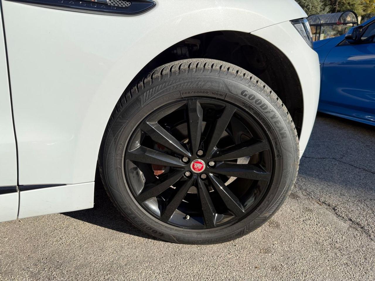 Jaguar F-Pace 180 cv #8582