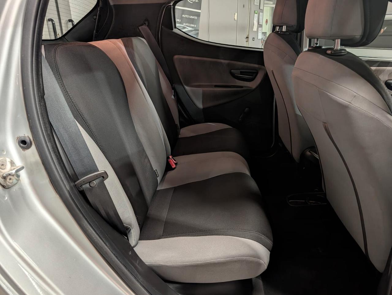 Lancia Ypsilon 0.9 TwinAir 85 CV 5 porte Metano Ecochic Silver