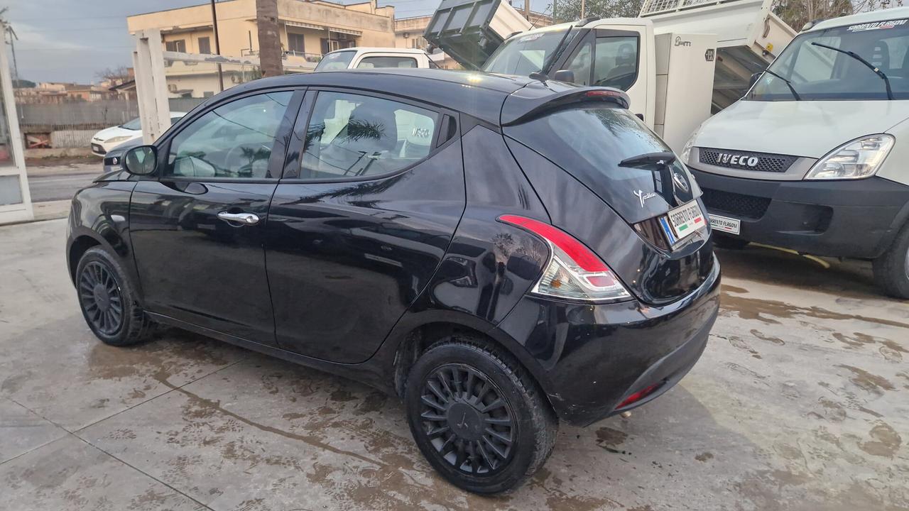 Lancia Ypsilon 1.0 FireFly 5 porte S&S Hybrid Ecochic Silver