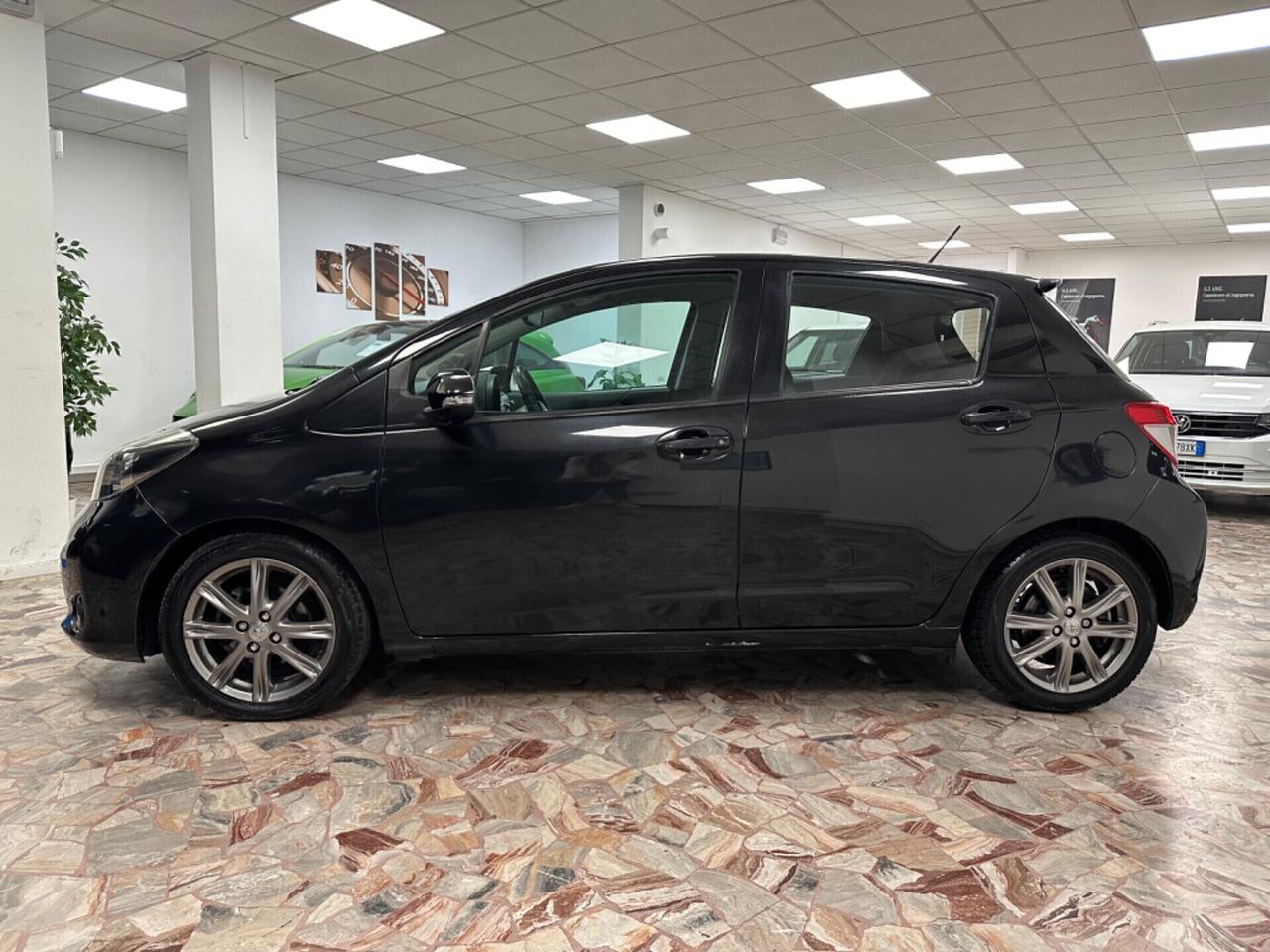 Toyota Yaris 1.3 Lounge CVT Automatica