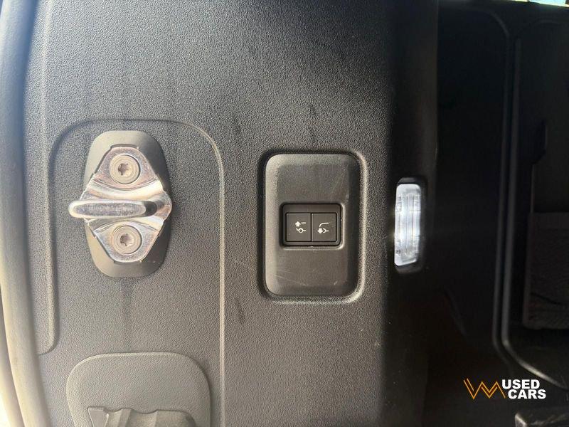 Land Rover Defender 3.0D I6 200 110 X-Dynamic SE AWD auto.