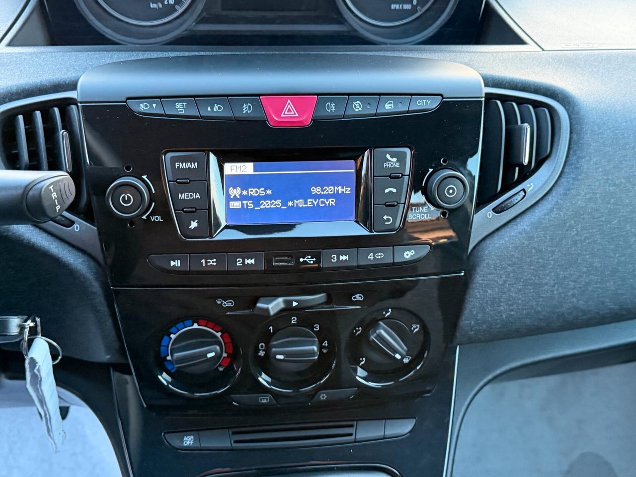 Lancia Ypsilon 1.2 69 cv. ELEFANTINO BLU