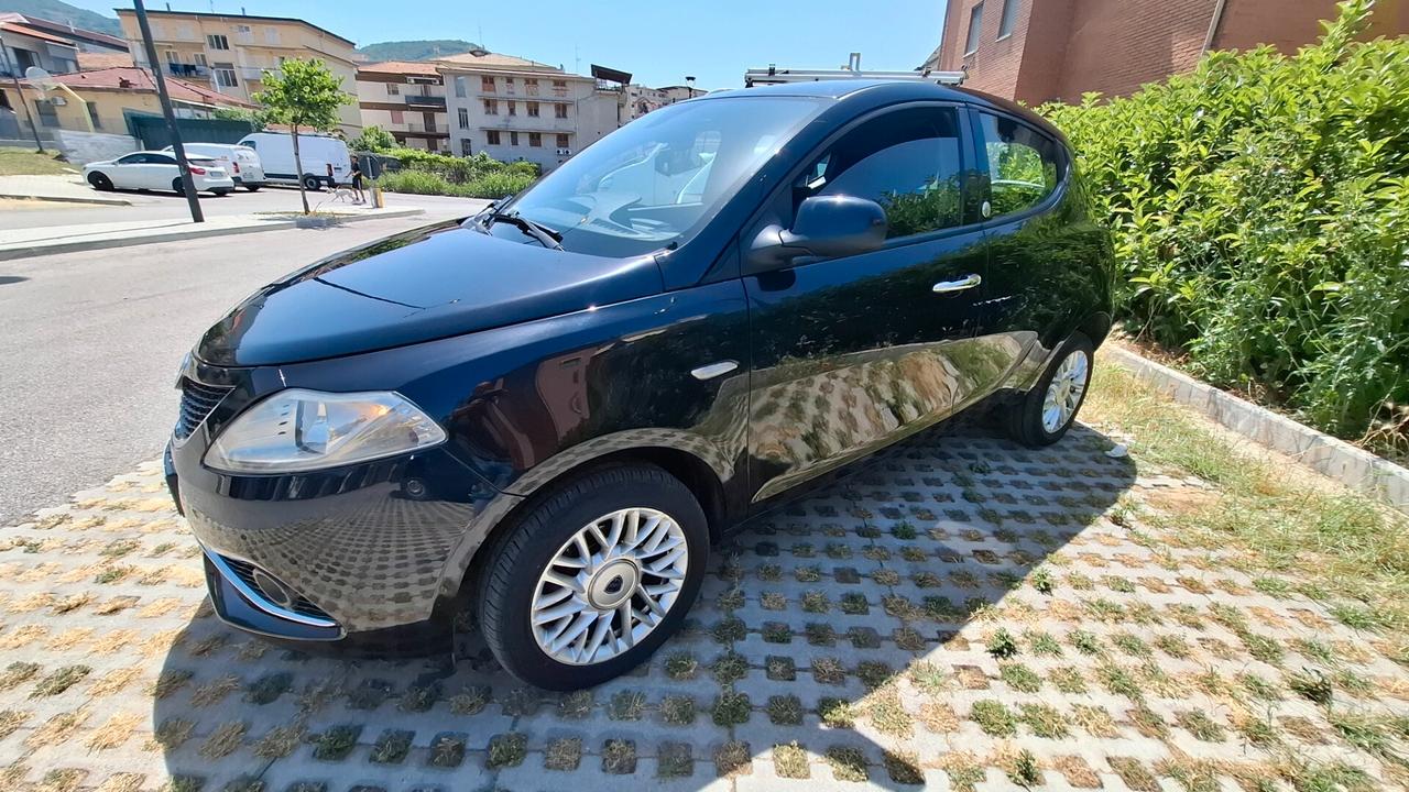 Lancia Ypsilon 0.9 TwinAir 85 CV 5 porte Metano Ecochic Silver
