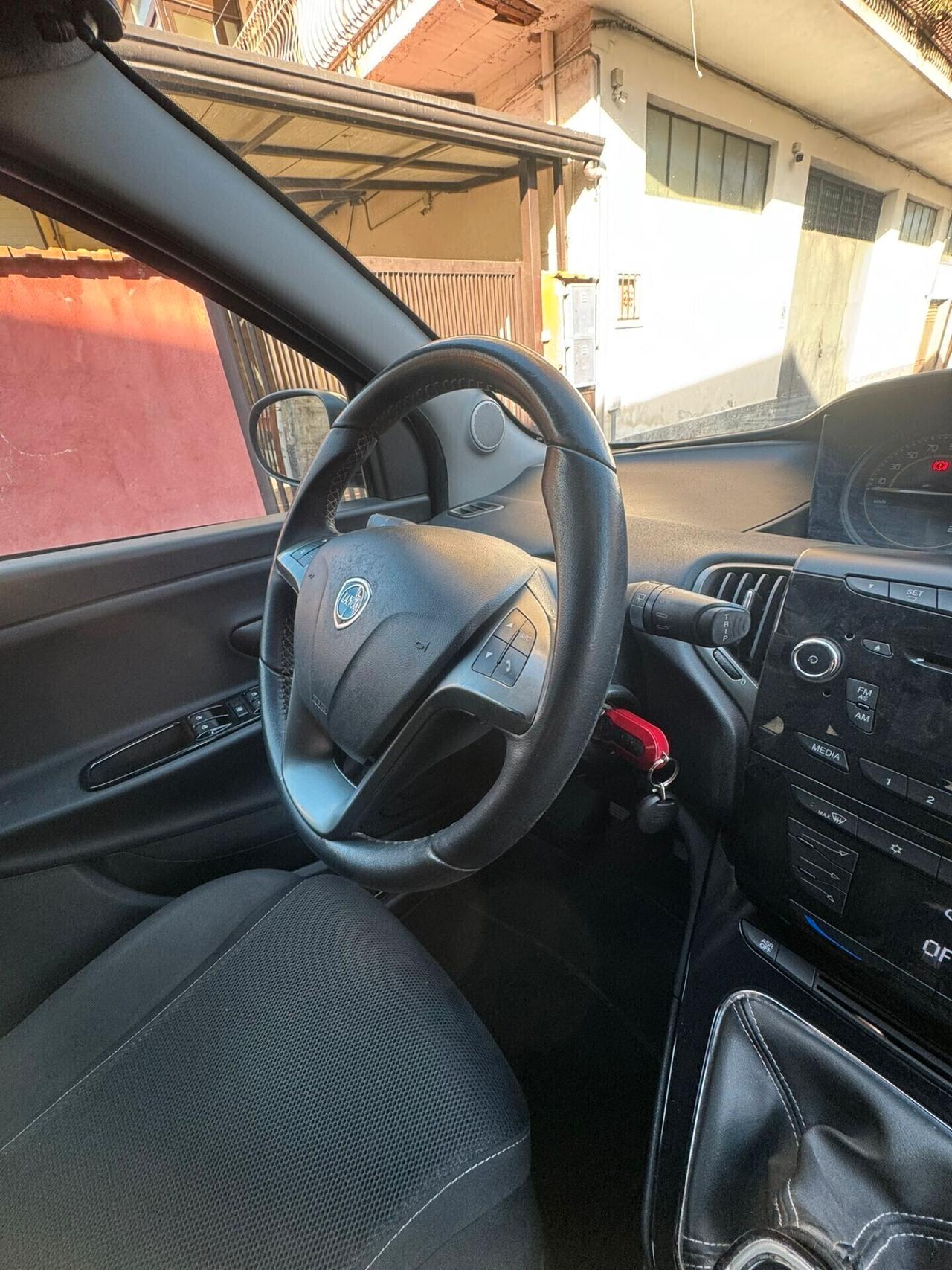 Lancia Ypsilon 1.3 MJT 16V 95 CV 5 porte S&S S Momodesign