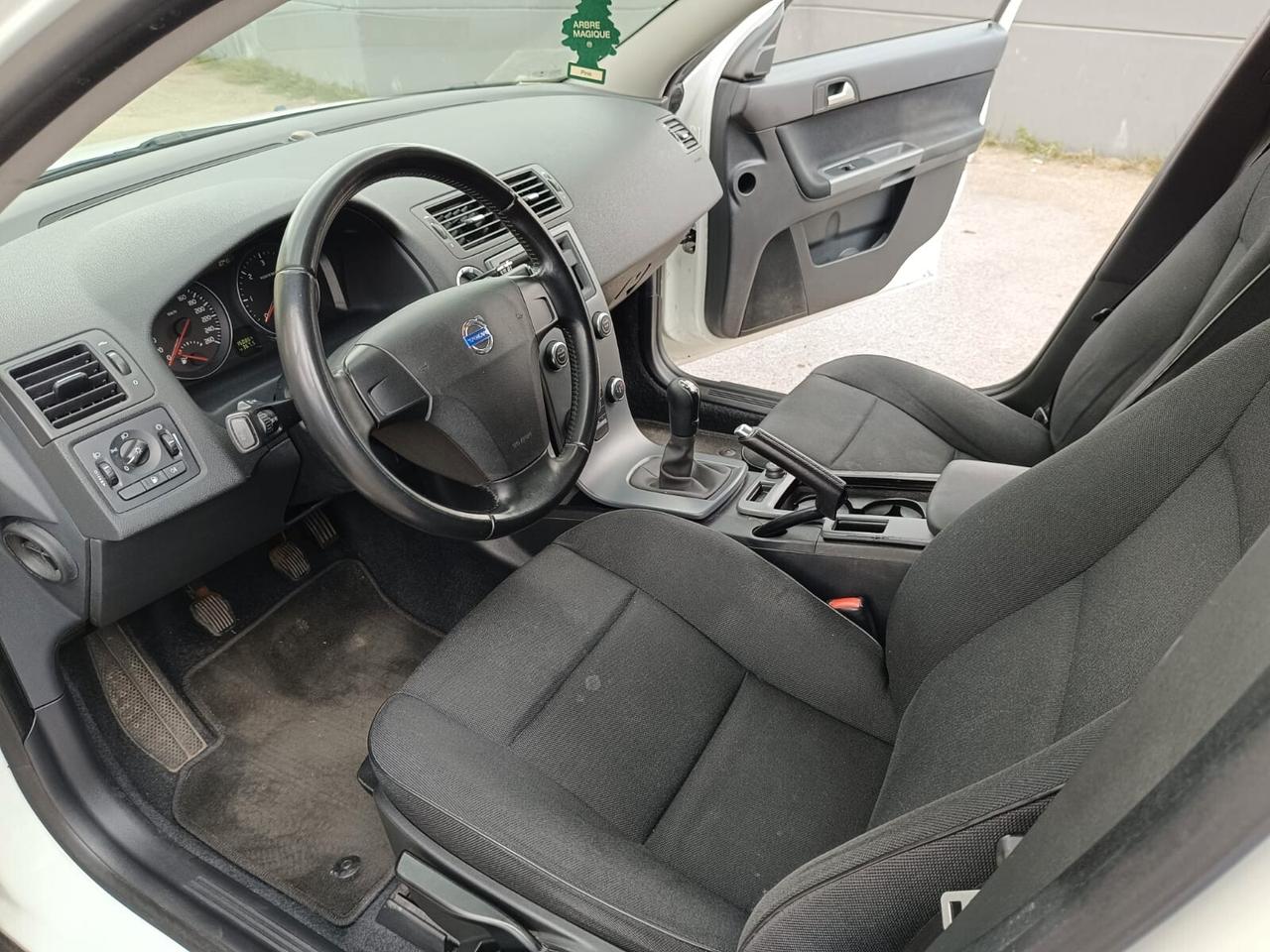 Volvo V50 D2 R-design