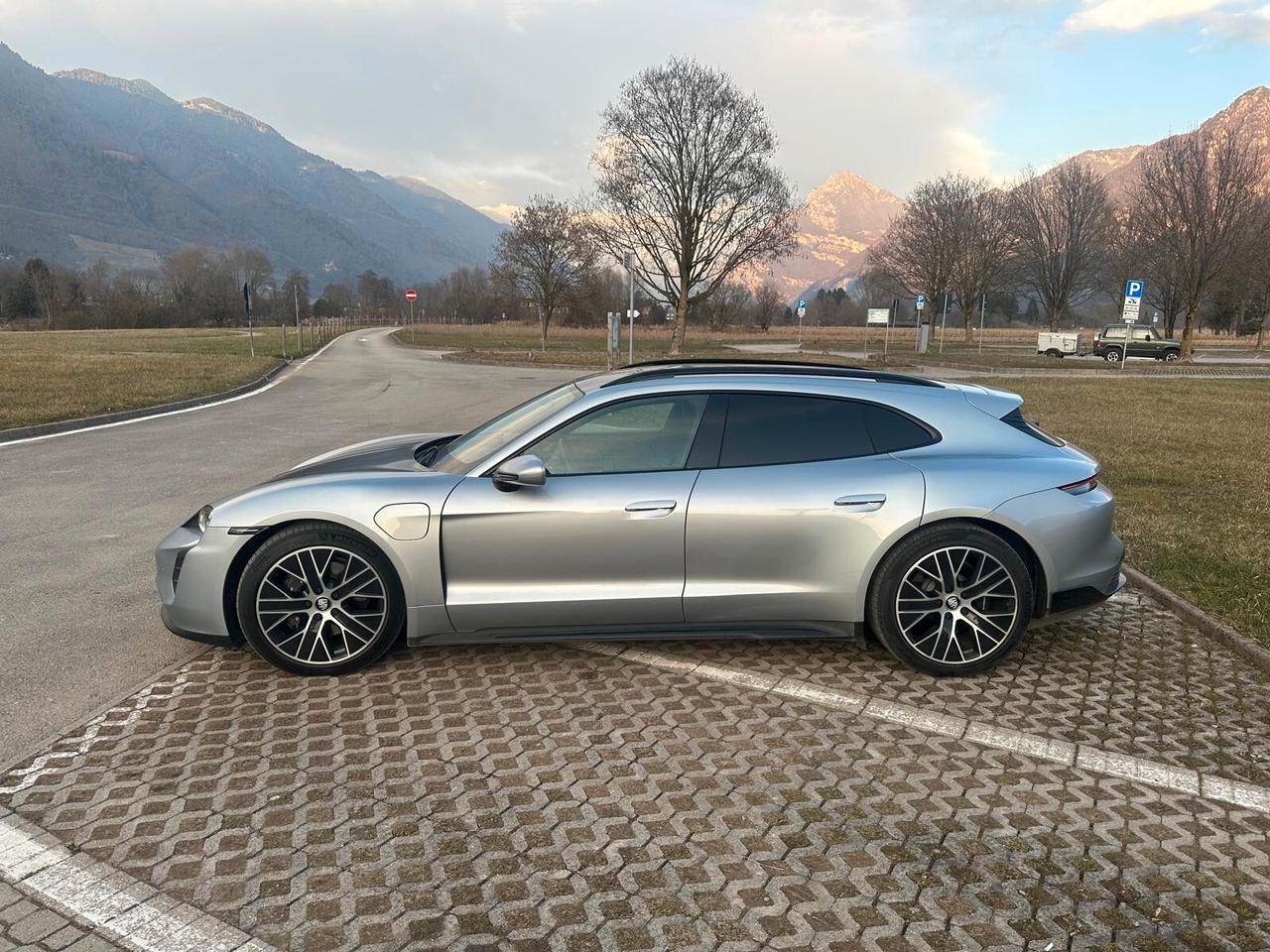 Porsche Taycan 4 Cross Turismo