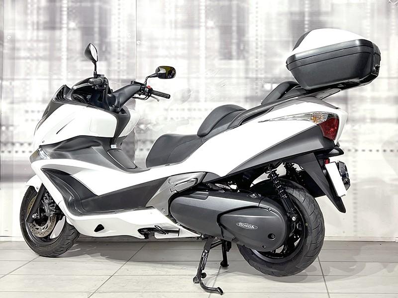 Honda SW-T 400 con bauletto