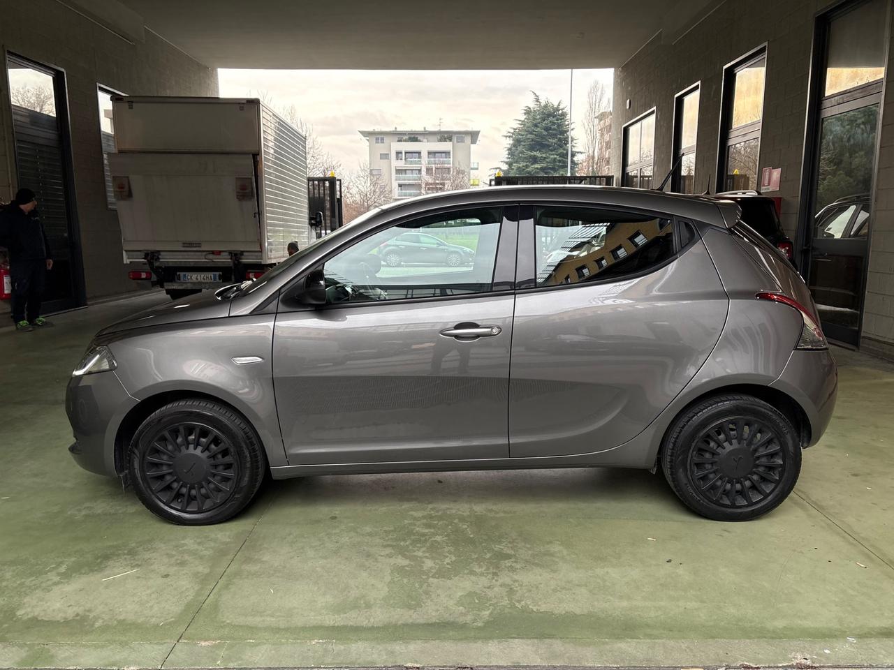 Lancia Ypsilon 1.0 FireFly 5 porte S&S Hybrid Ecochic Silver posti