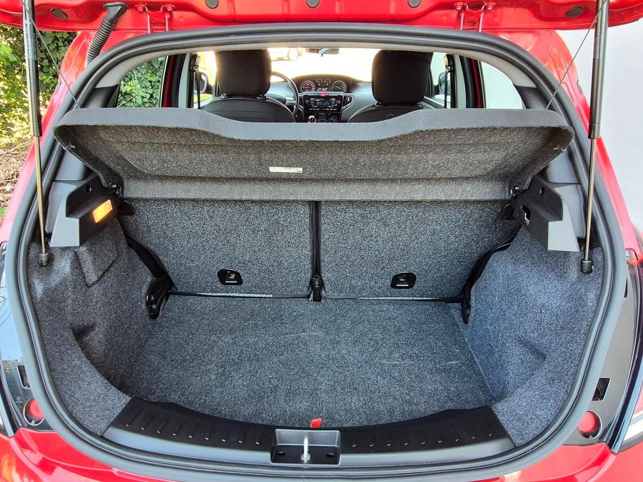 Lancia Ypsilon 1.0 FireFly Hybrid Silver