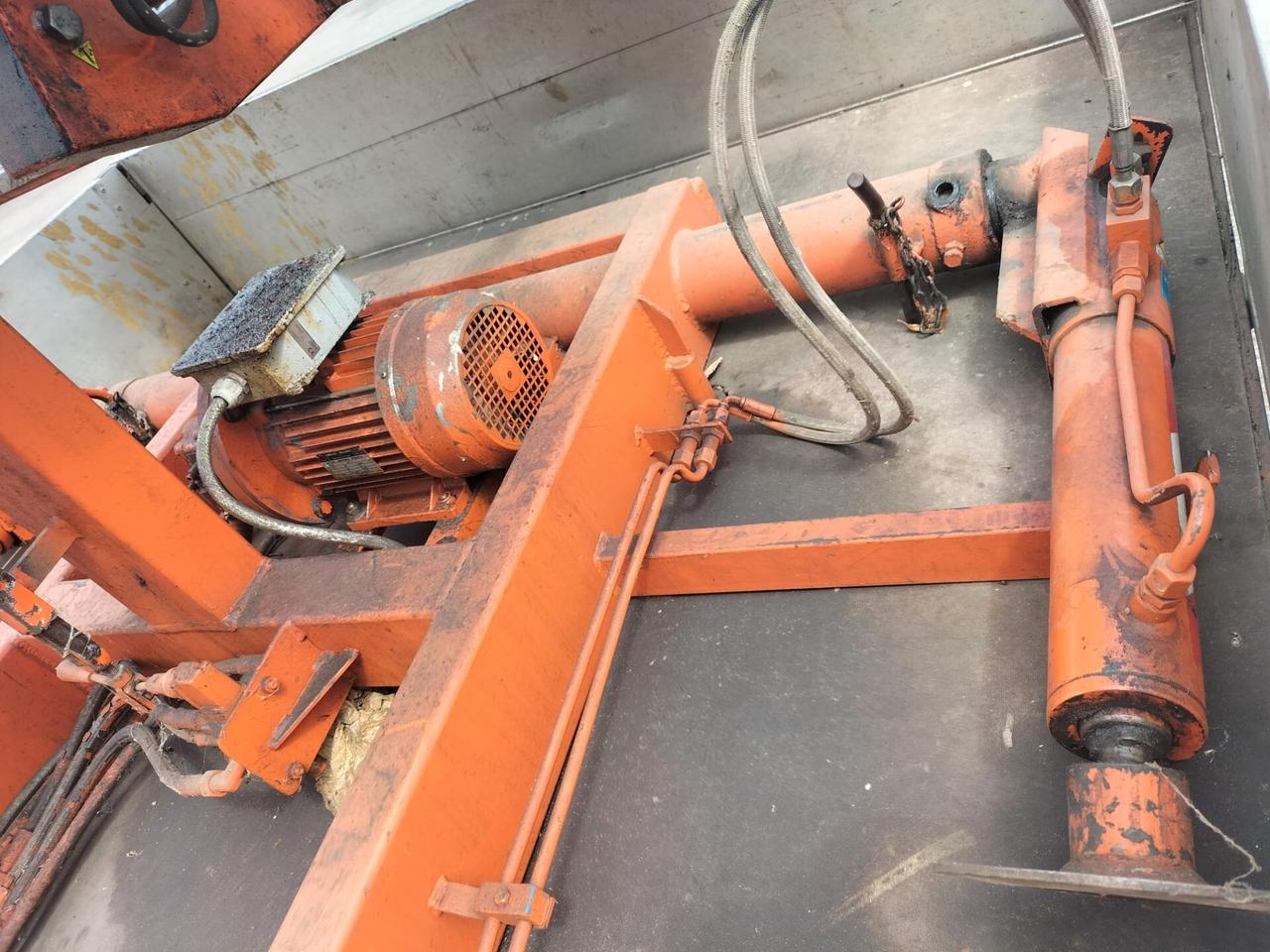 Nissan Trade 100 3.0 turbodiesel CON AUTOGRU