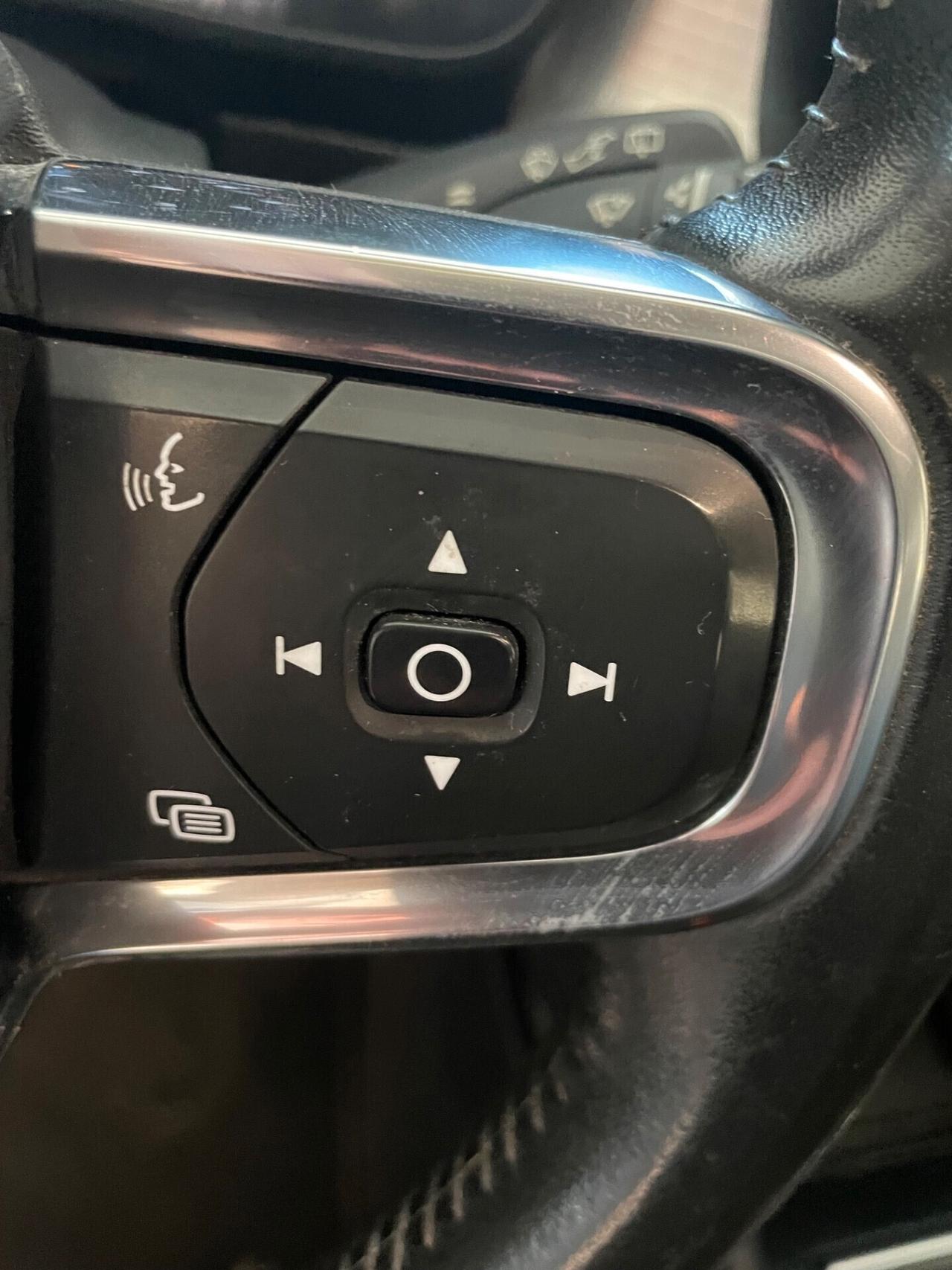 VOLVO XC40 D3 MOMENTUM "MAI VISTA UNA SIMILE"