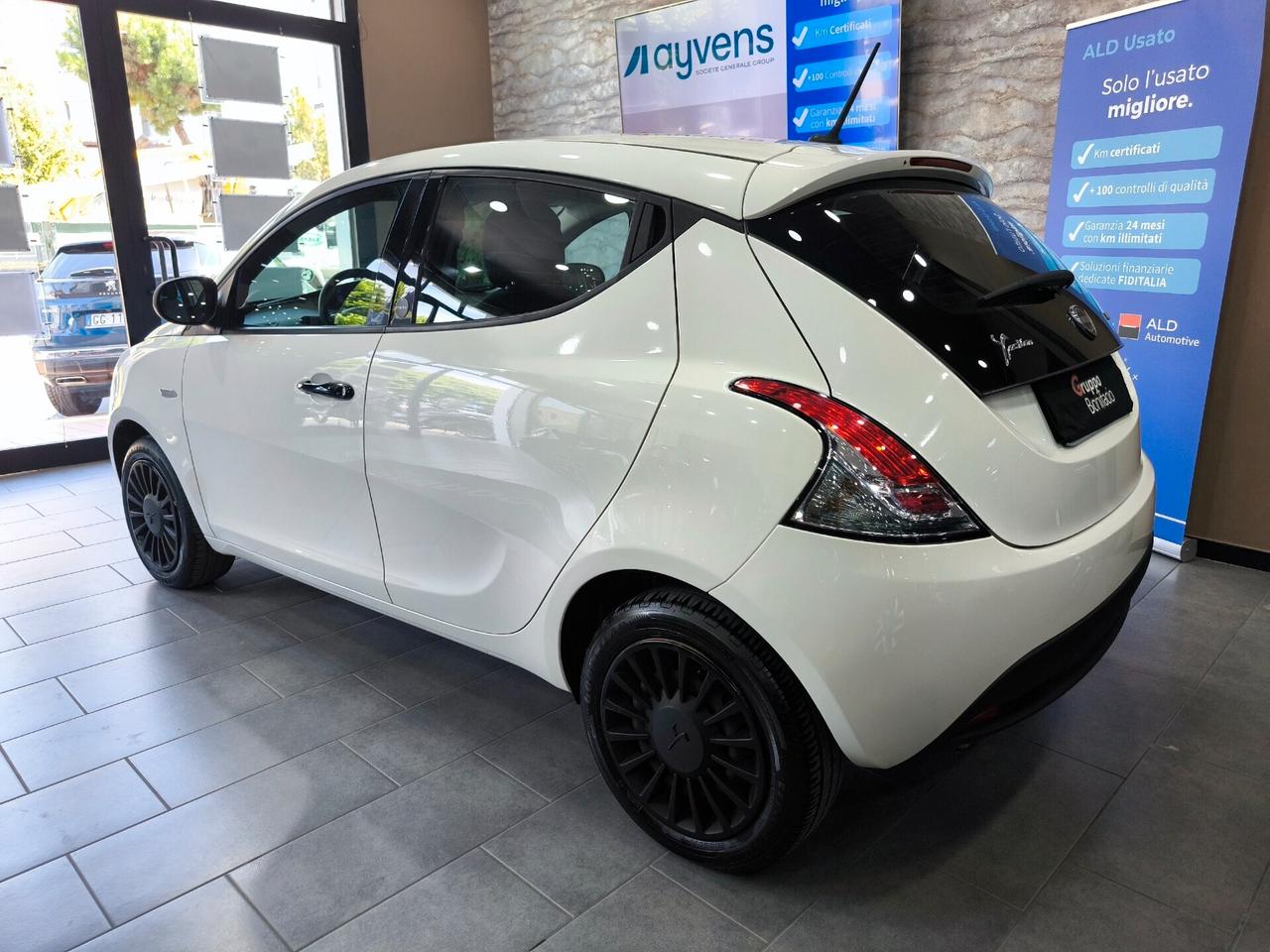 Lancia Ypsilon 1.0 FireFly 5 porte S&S Hybrid Ecochic Silver